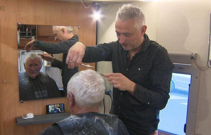 An Bord seines „Hair Bus“ bringt ein reisender Friseur Stil zurück in die Dörfer der Haute-Loire