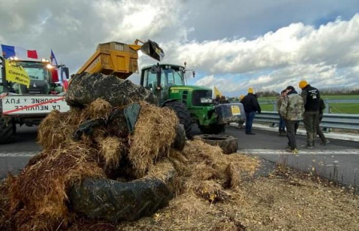 Zehn Traktoren auf der „Brücke, die ins Nichts führt“ in Warcq