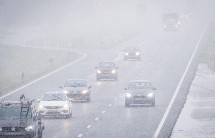 Aufgrund der rutschigen Bedingungen aufgrund von Winterschauern gilt in weiten Teilen des Landes der Code Gelb