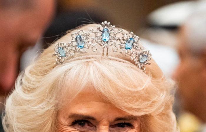 Königin Camilla trägt zu Ehren des diplomatischen Korps die sehr seltene Aquamarin-Tiara von Königin Elizabeth II