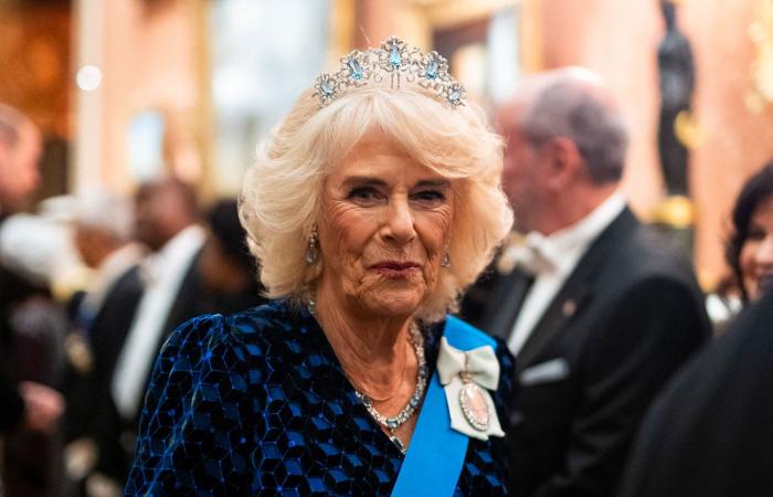 Königin Camilla trägt zu Ehren des diplomatischen Korps die sehr seltene Aquamarin-Tiara von Königin Elizabeth II