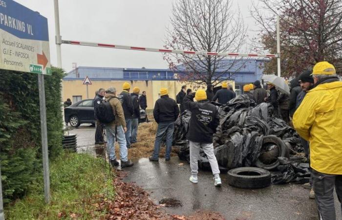 In den Landes blockieren Landwirte eine Logistikplattform von E.Leclerc