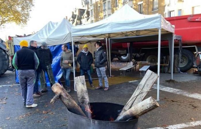 Ein Konvoi fährt zum Place Ducale und zum Weihnachtsmarkt