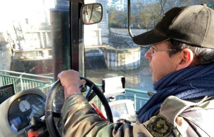 Zehn Traktoren auf der „Brücke, die ins Nichts führt“ in Warcq