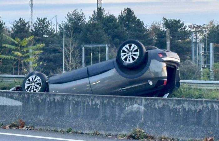 Vier Verletzte und ein Auto auf dem Dach nach einem Unfall in Angers