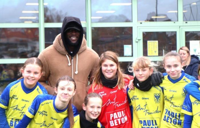 Er war da, versteckt unter seiner Kapuze: Romelu Lukaku sorgt mit seiner Ankunft in einem Jugendclub für eine Überraschung