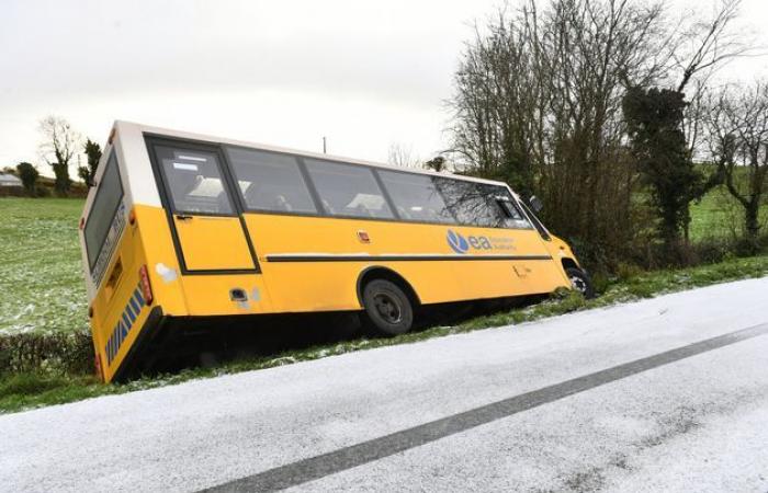 NI-Wetterwarnung: Schulbus stürzt bei eisigen Bedingungen ab, da eine neue Wetterwarnung ausgegeben wird