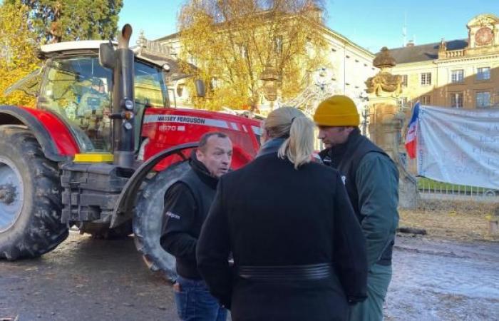 Zehn Traktoren auf der „Brücke, die ins Nichts führt“ in Warcq