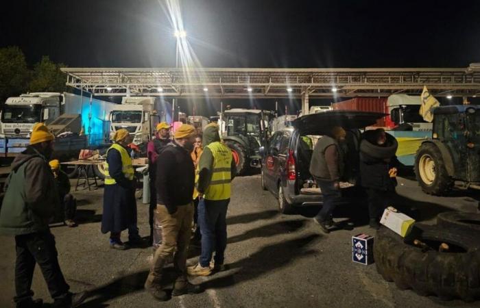 Wut der Landwirte: Die Blockade von Lastwagen geht an diesem Mittwochmorgen an der Mautstelle Boulou auf der A9 weiter