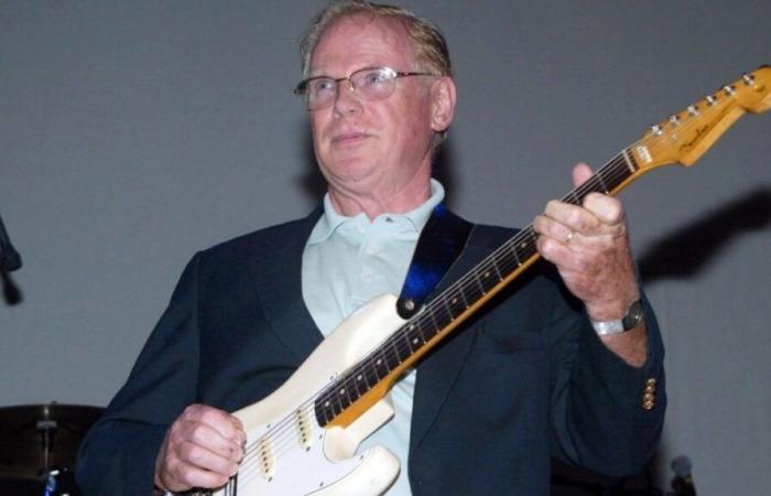 „Ich habe eine zerdrückte Zigarettenschachtel darunter gelegt, um sie näher an die Saiten zu bringen … Es hat dazu beigetragen, der Gitarre einen mysteriösen Klang zu verleihen“: Vic Flick, der Gitarrist, der das legendäre James-Bond-Riff spielte, stirbt im Alter von 87 Jahren