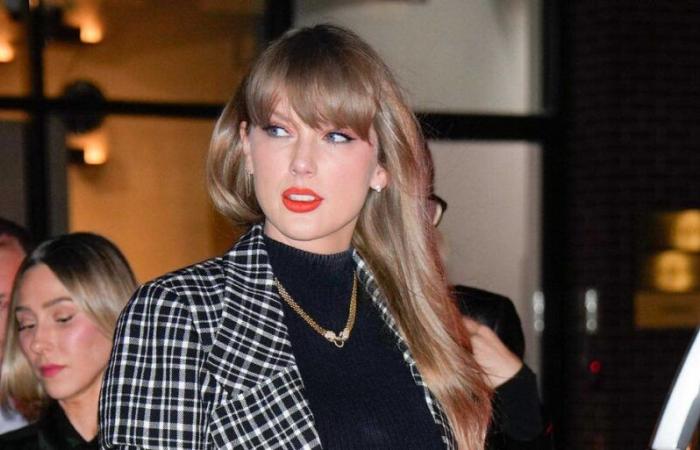 Taylor Swift geht im adretten schwarzen karierten Minirock und Mantel aus