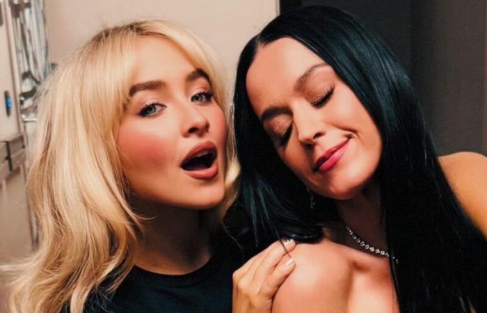 Sabrina Carpenter und Katy Perry sind Zwillinge in passenden blauen Miniröcken