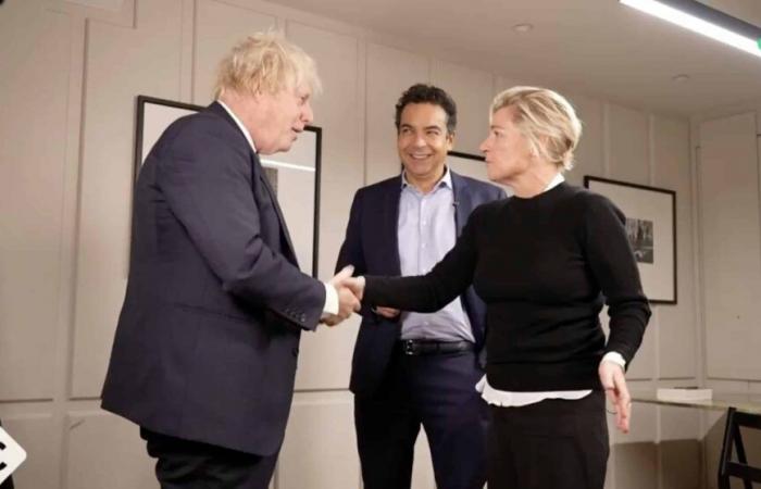 Anne-Élisabeth Lemoine: Boris Johnson zerquetscht ihre Hand mitten im Interview, die surreale Szene