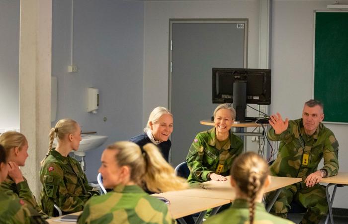 Kronprinzessin Mette-Marit trifft in der Armee wieder auf ihre Tochter Ingrid Alexandra