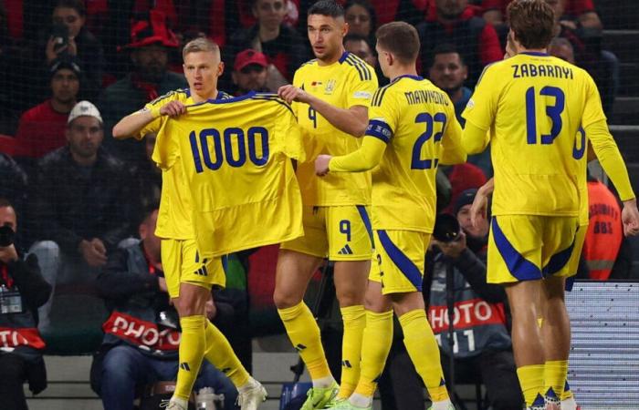 Nations League: Die Ukraine feiert ihr Tor mit einem Trikot zum Gedenken an 1000 Kriegstage