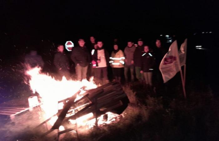 Bauern entzünden ein wütendes Feuer in der Nähe der 4 Fahrspuren