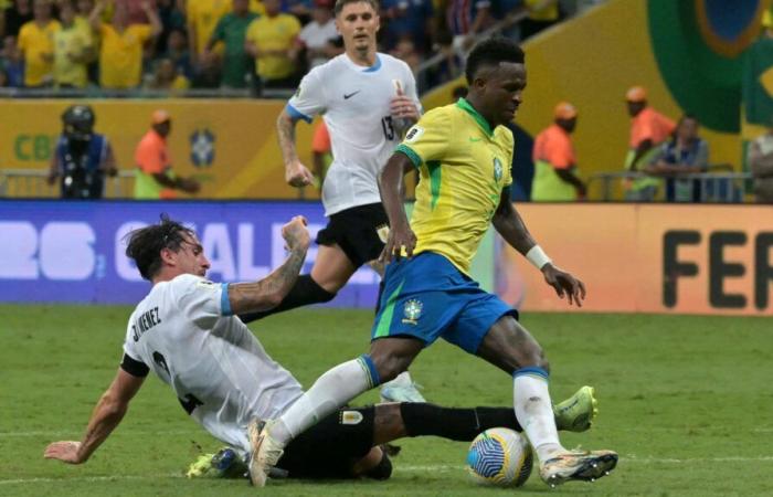 Vinicius erhält vor dem Spiel gegen Uruguay eine Urkunde über seine kamerunischen Wurzeln