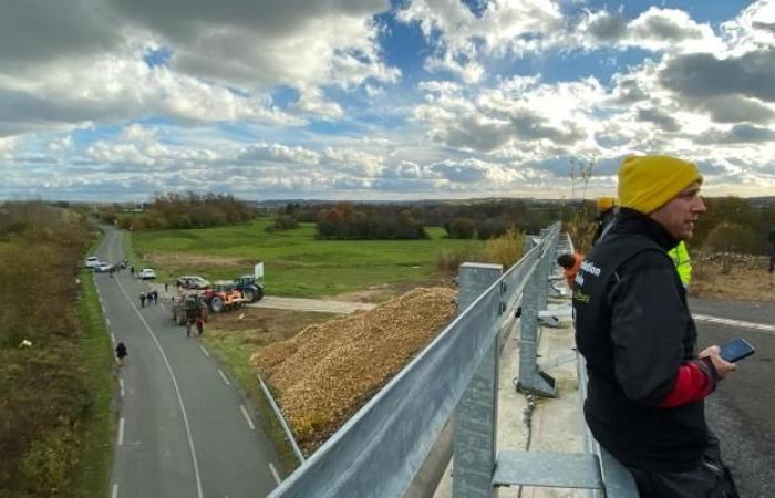 Zehn Traktoren auf der „Brücke, die ins Nichts führt“ in Warcq