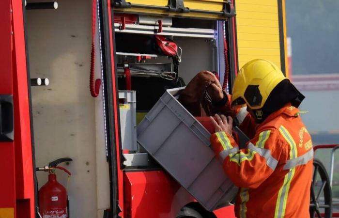 Ein Feuer bricht in einer Küche aus und breitet sich auf den Dachboden aus. Vier Personen ziehen in die Vendée