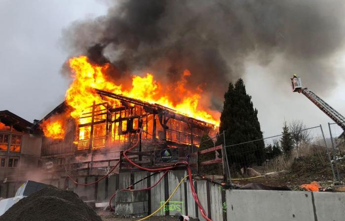 Ein großer Chaletbrand im Ferienort Les Gets: Feuerwehrleute verletzt