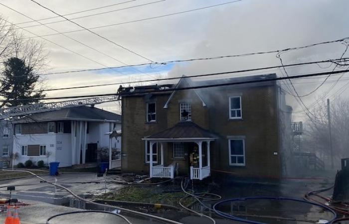 Ein Mehrfamilienhaus in Nicolet steht in Flammen