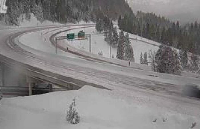 Gesperrte Autobahnen, Stromausfälle, da atmosphärischer Fluss die Region erreicht