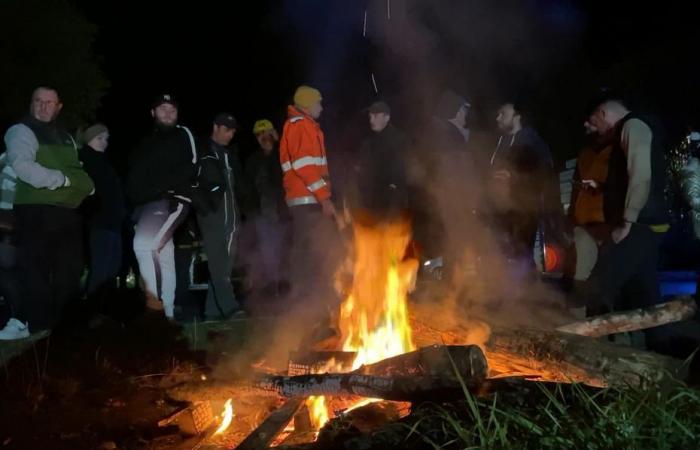 Bauern campieren am Rande der A20 und der A89, um den Lebensmitteltransport zu blockieren