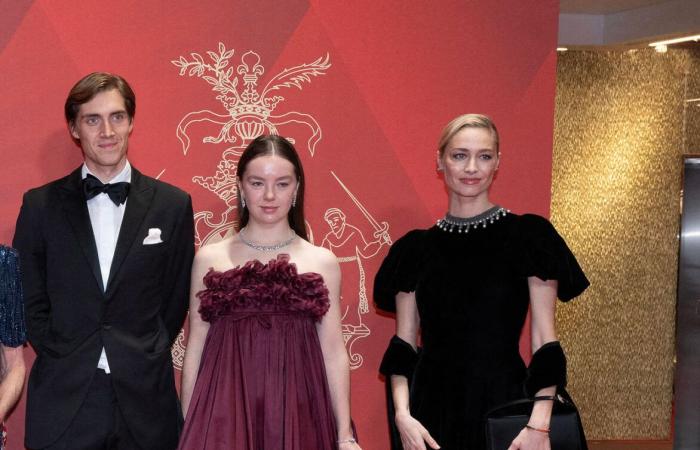 Prinzessin Caroline strahlt neben ihren glamourösen Kindern bei der Nationalfeiertagsgala mit Albert II. und Charlene