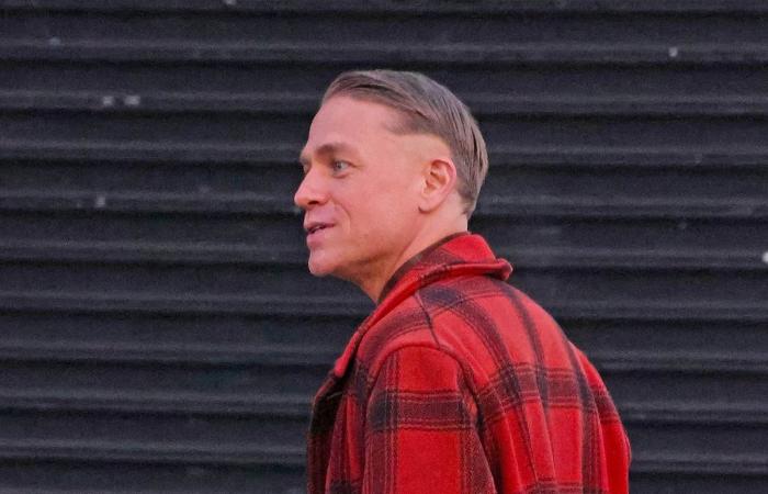 Schauen Sie sich zum ersten Mal Charlie Hunnam als Ed Gein für die dritte Staffel von „Monster“ an, während Vicky Krieps zur Besetzung stößt