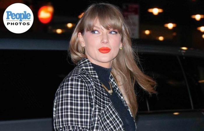 Taylor Swift rockt einen karierten Minirock und einen Twist auf ihrer charakteristischen Lippe für den Girls’ Night in NYC