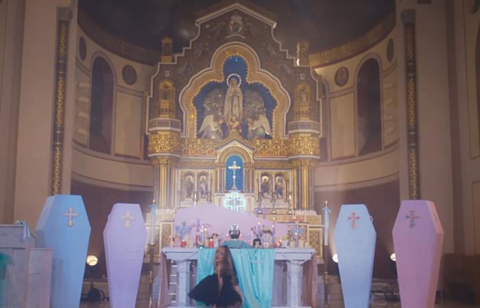 Das grelle Kirchenvideo von Sabrina Carpenter bringt den Priester in heißes Wasser