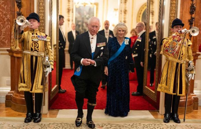 Königin Camilla, strahlend bei der Gala des Diplomatischen Korps mit Karl III. und Prinz William