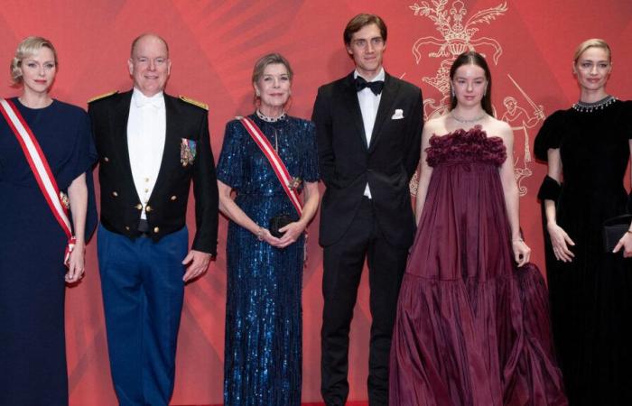 Prinzessin Caroline strahlt neben ihren glamourösen Kindern bei der Nationalfeiertagsgala mit Albert II. und Charlene