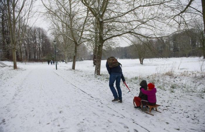 Gelbe Fahrbahnglätte während der ersten Winteroffensive: Schneeschauer und bis zu fünf Zentimeter Winterteppich