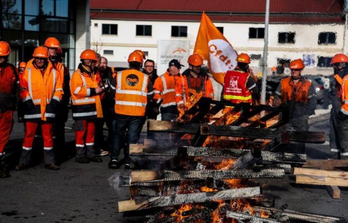 Mitarbeiter von ArcelorMittal in Reims machen ihrem Ärger Luft, nachdem die Schließung des Standorts bekannt gegeben wurde