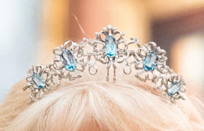 Königin Camilla trägt zu Ehren des diplomatischen Korps die sehr seltene Aquamarin-Tiara von Königin Elizabeth II