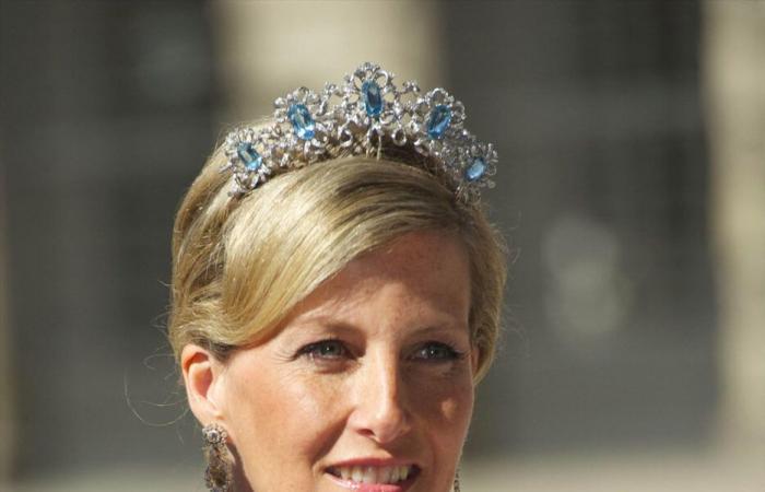 Königin Camilla trägt zu Ehren des diplomatischen Korps die sehr seltene Aquamarin-Tiara von Königin Elizabeth II