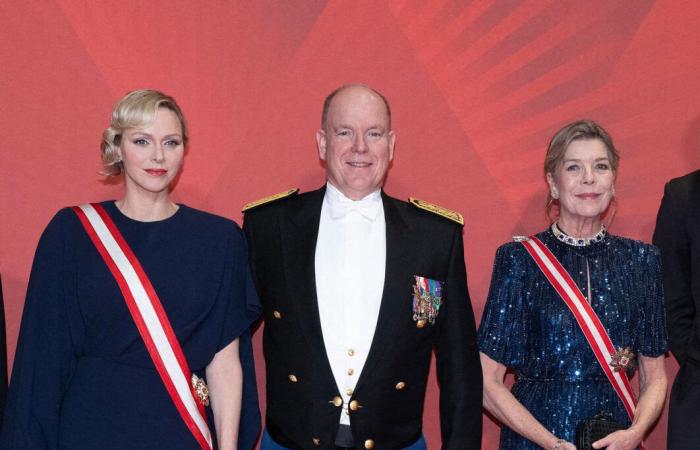 Prinzessin Caroline strahlt neben ihren glamourösen Kindern bei der Nationalfeiertagsgala mit Albert II. und Charlene