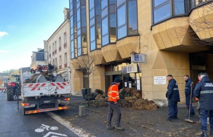 Zehn Traktoren auf der „Brücke, die ins Nichts führt“ in Warcq