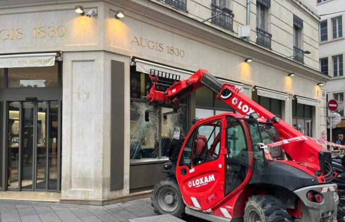 Lyon. Wie wir wissen, wurde im Zentrum ein Juweliergeschäft mit einer Baumaschine angegriffen