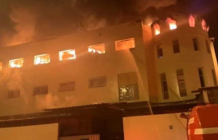 Die Bemühungen zur Löschung eines Großbrandes in einer Bekleidungsfabrik in Tanger gehen weiter