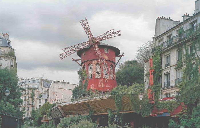 Mithilfe von KI stellt sich dieses Fotobuch ein postapokalyptisches Paris vor