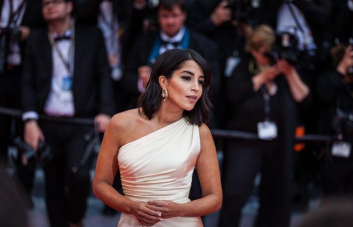 Leïla Bekhti zeigt bei GQ MOTY ihre Beine in einem modernen Anzug, die Schauspielerin ist großartig