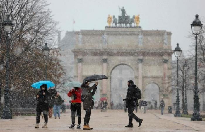 Die Pariser ziehen sich warm an, während der Winter in der französischen Hauptstadt Einzug hält