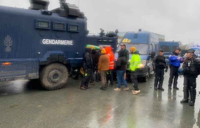 Mobilisierung der Bauern in der Gironde: Demonstranten werden von den Gendarmen aus Beychac-et-Caillau evakuiert