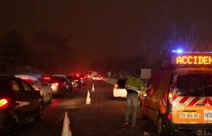 Autofahrer blieben wegen Schnee auf der Straße stehen