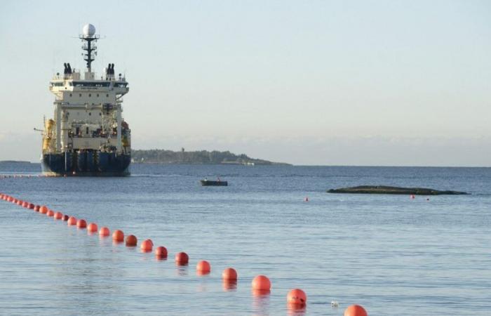 ein französisches Schiff, das vor der Küste Schwedens zur Rettung geschickt wurde