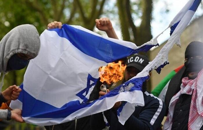 London: Frau verbrennt israelische Flagge bei jüdischem Studententreffen