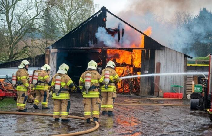 In der Nähe von Rouen: Brand in einem landwirtschaftlichen Gebäude, brennendes Stroh mobilisiert Feuerwehrleute