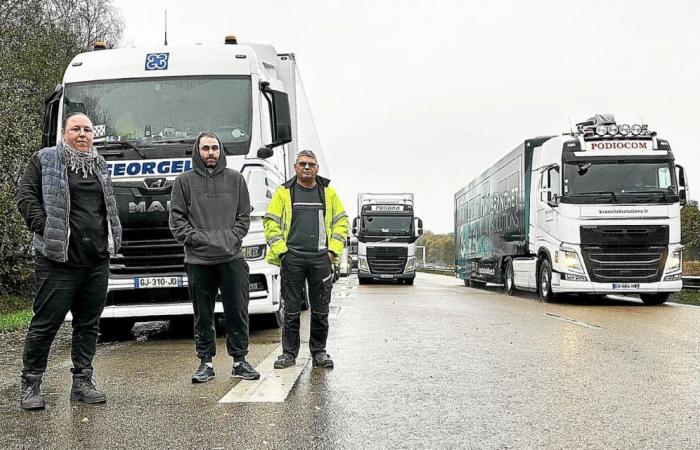 LKW-Fahrer halten wegen des Schnees auf der RN12 in der Nähe von Morlaix an und nutzen die Gelegenheit zum „geselligen Beisammensein“.